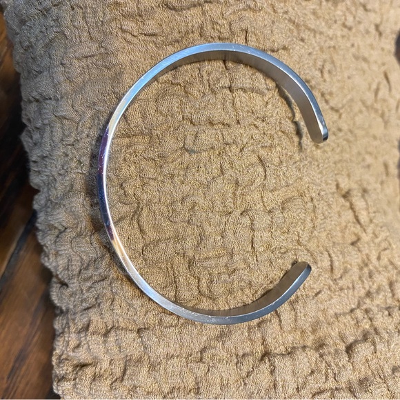 Slim cuff bracelet - Picture 3 of 3